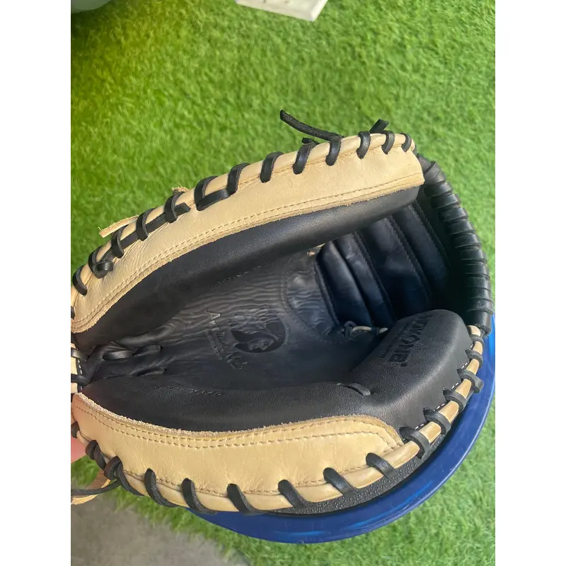 Nokona SKN RH Catcher's Baseball Glove 33.5" (Used)