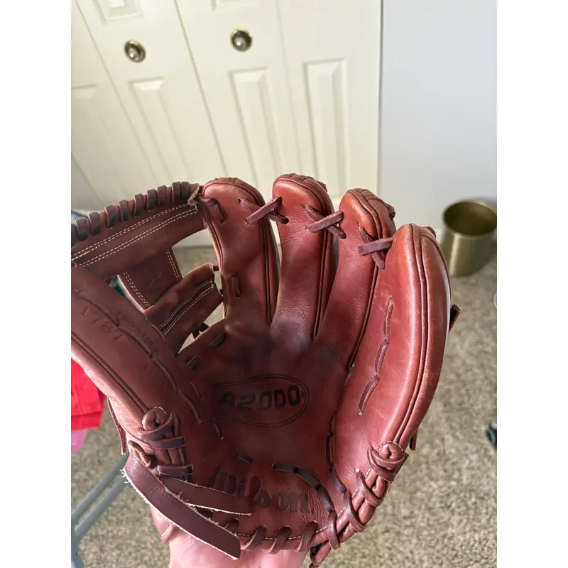 Wilson RH Infield A2000 Baseball Glove 11.75"
