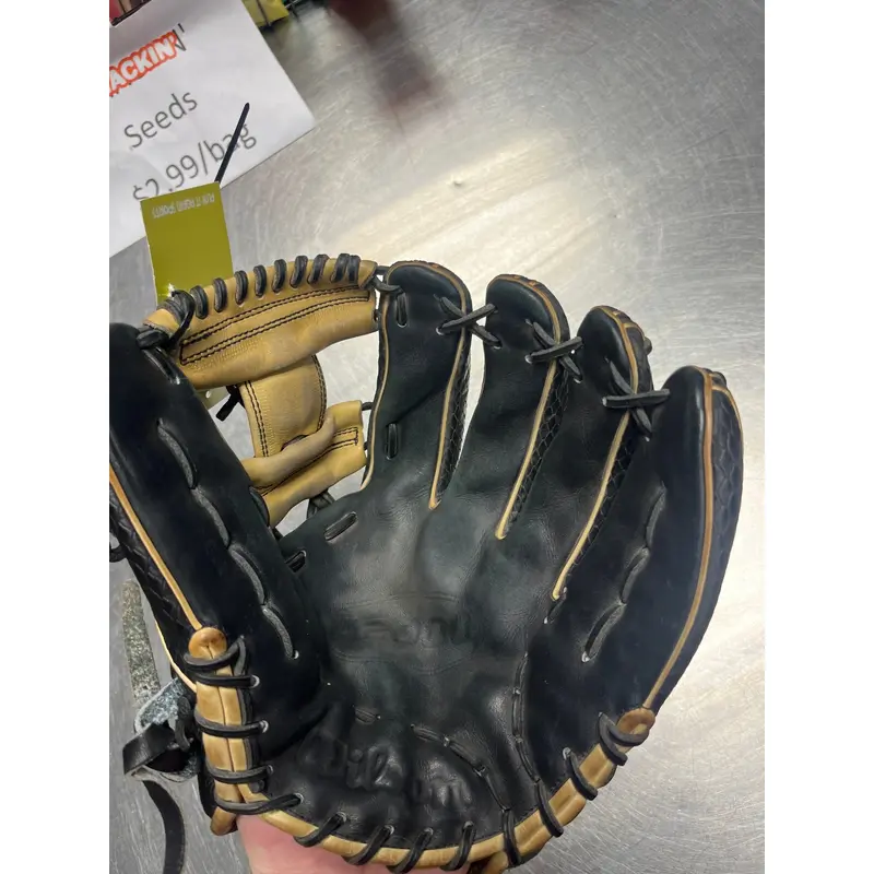 Wilson RH Infield A2000 Baseball Glove 11.75" (Used)