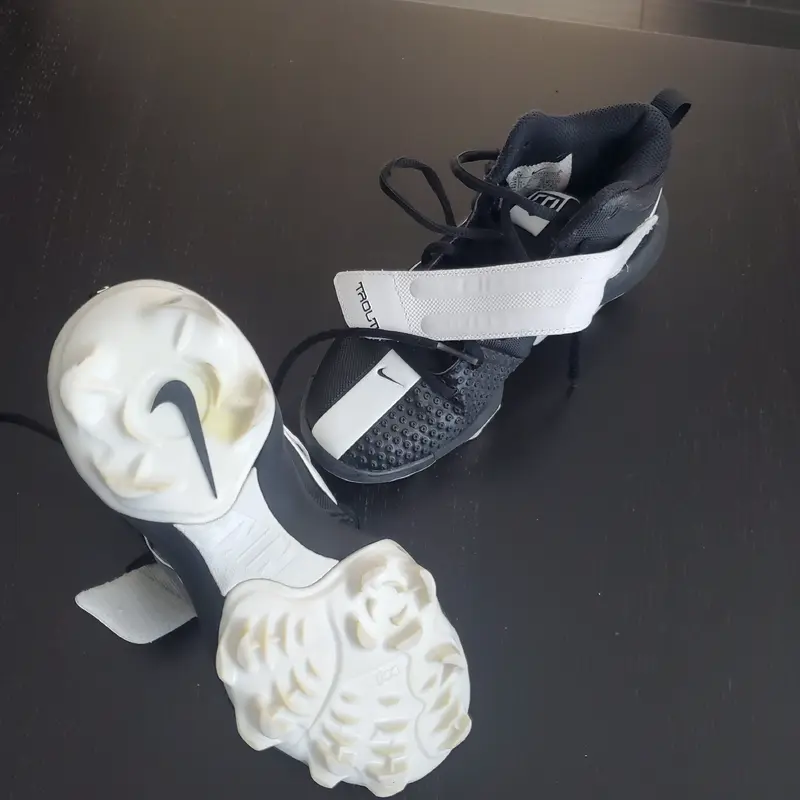 Black Kid's 2.5Y (Big Kids / Youth) Youth Nike High Top Trout Molded Cleats (Used)