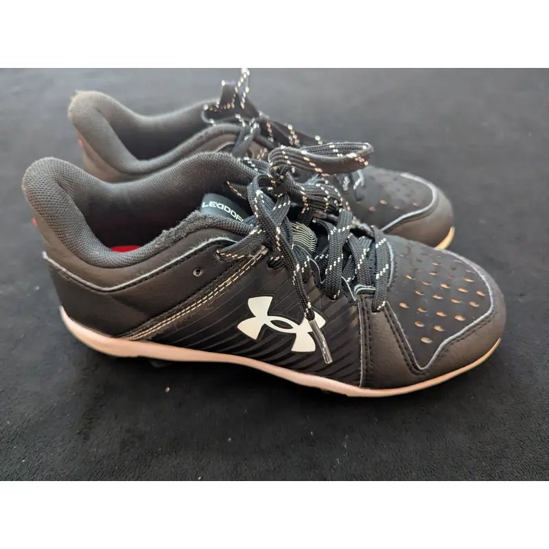 Used Youth Under Armour Black Baseball Cleats Size 5Y