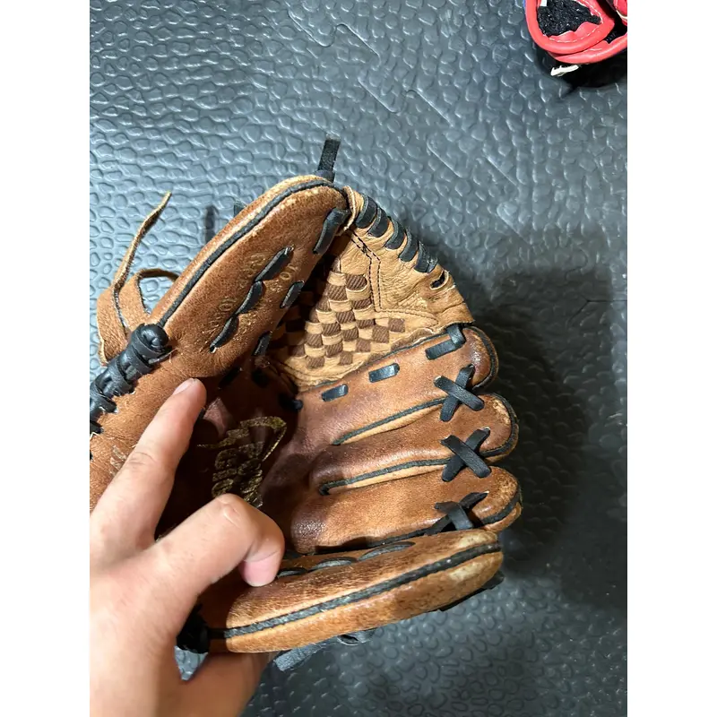 Mizuno Right Hand Throw Baseball Glove 11" (Used)