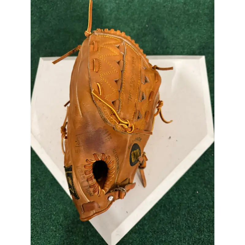 Wilson RH Outfield A2000 Baseball Glove 12.5" (Used)