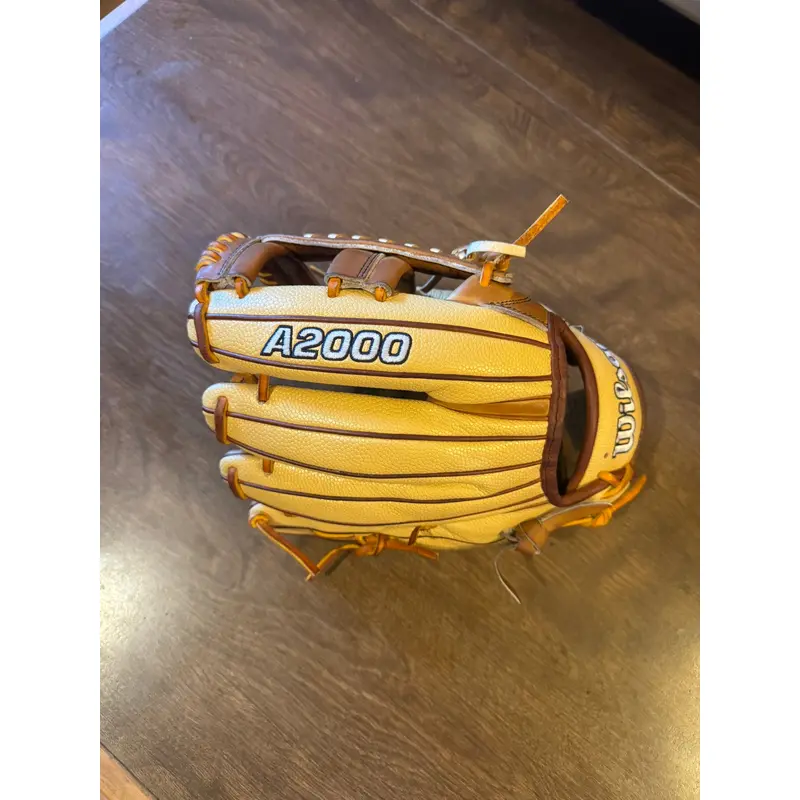 Wilson RH A2000 Baseball Glove (Used)