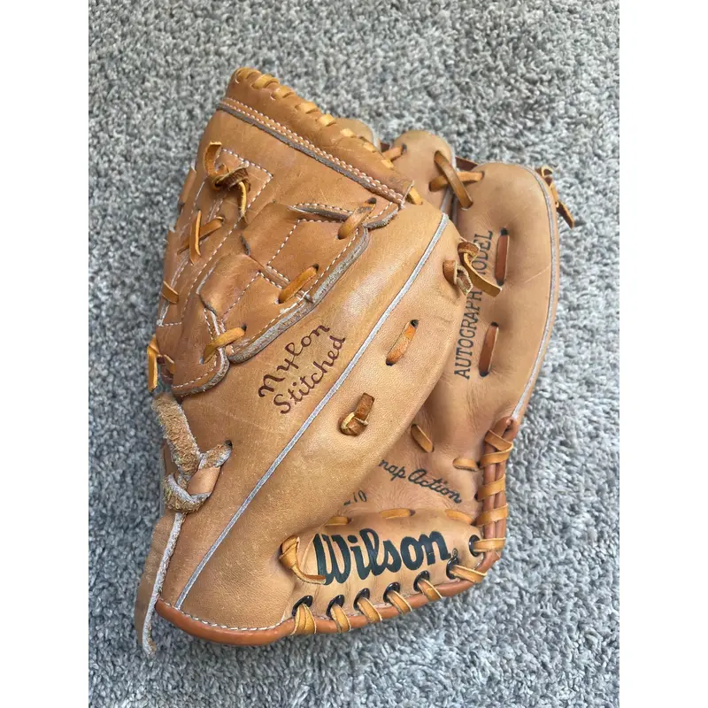 Wilson Richie Fisk A2270 Right Hand Throw Baseball Glove 9"