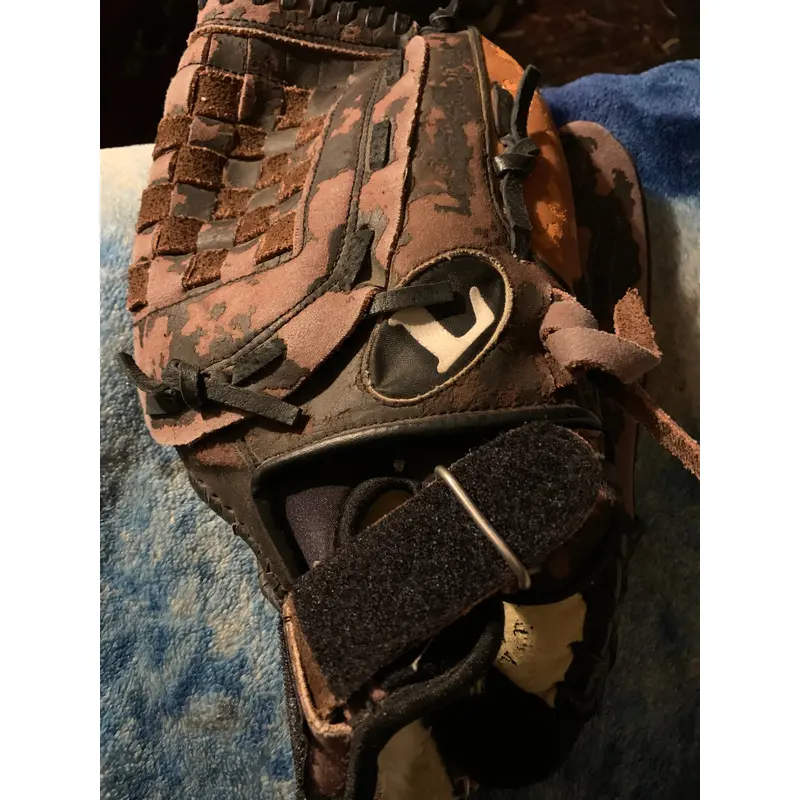 Used Louisville Slugger Right Hand Throw Baseball Glove
