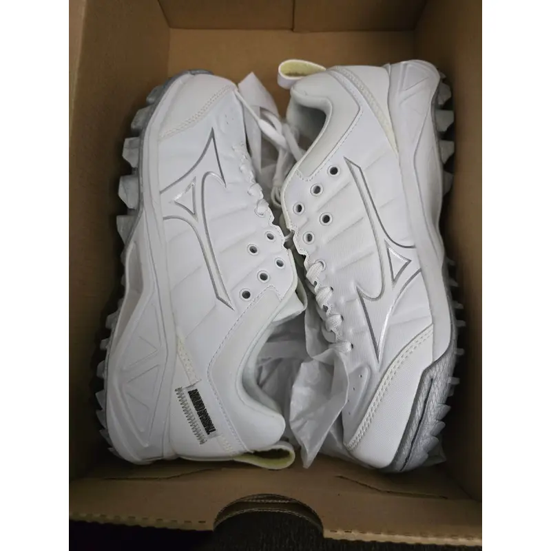 White Men's Size M 4.5 (W 5.5) Low Top Turf Cleats (New)