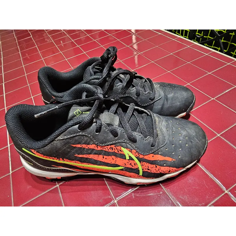 Used (3 1/2 Youth) Molded Cleats Nike Low Top