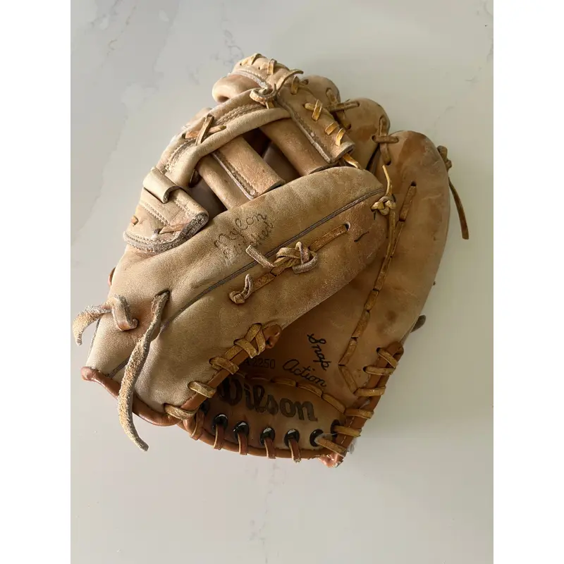 Used Wilson Right Hand Throw Infield A2250 Baseball Glove 11.25"
