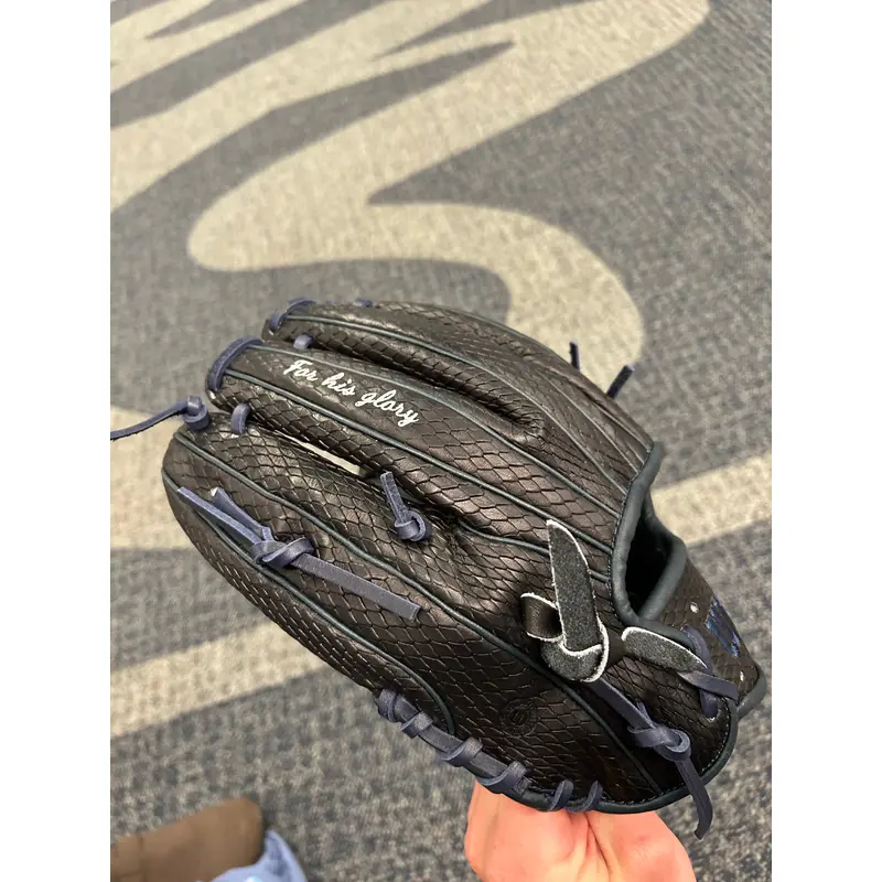 2025 Wilson Right Hand Throw Infield A2000 Baseball Glove 11.75" (New)