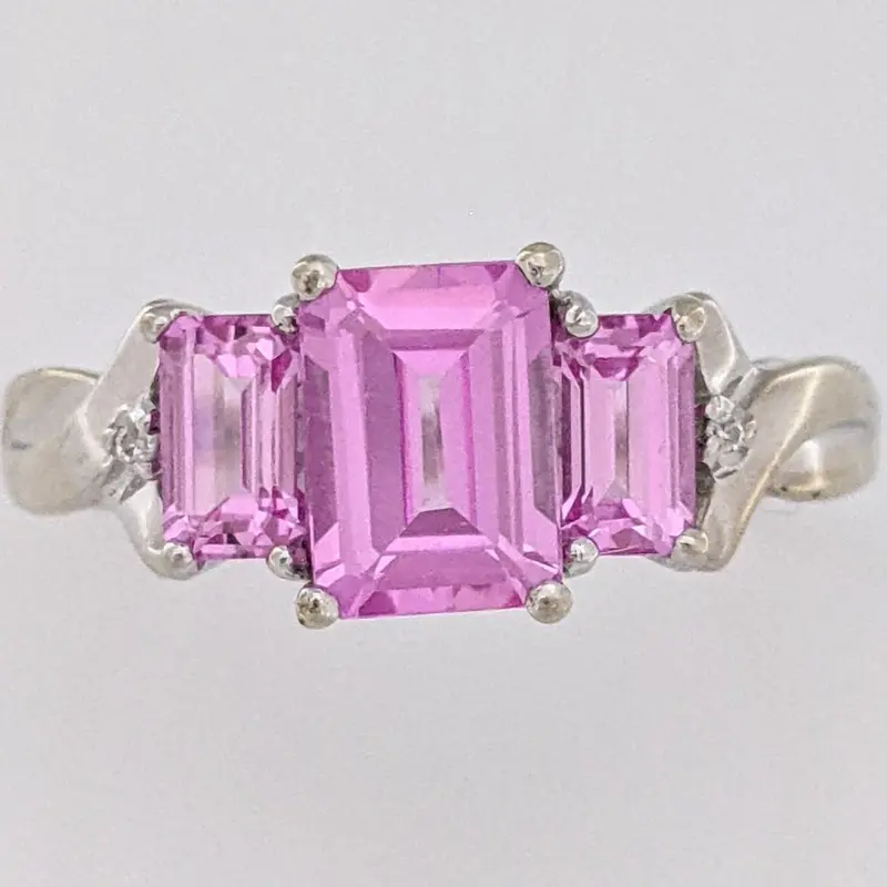 10K WHITE PINK STONE EMERALD CUT (3) WITH (2) MELEE ESTATE RING 2.2 GRAMS